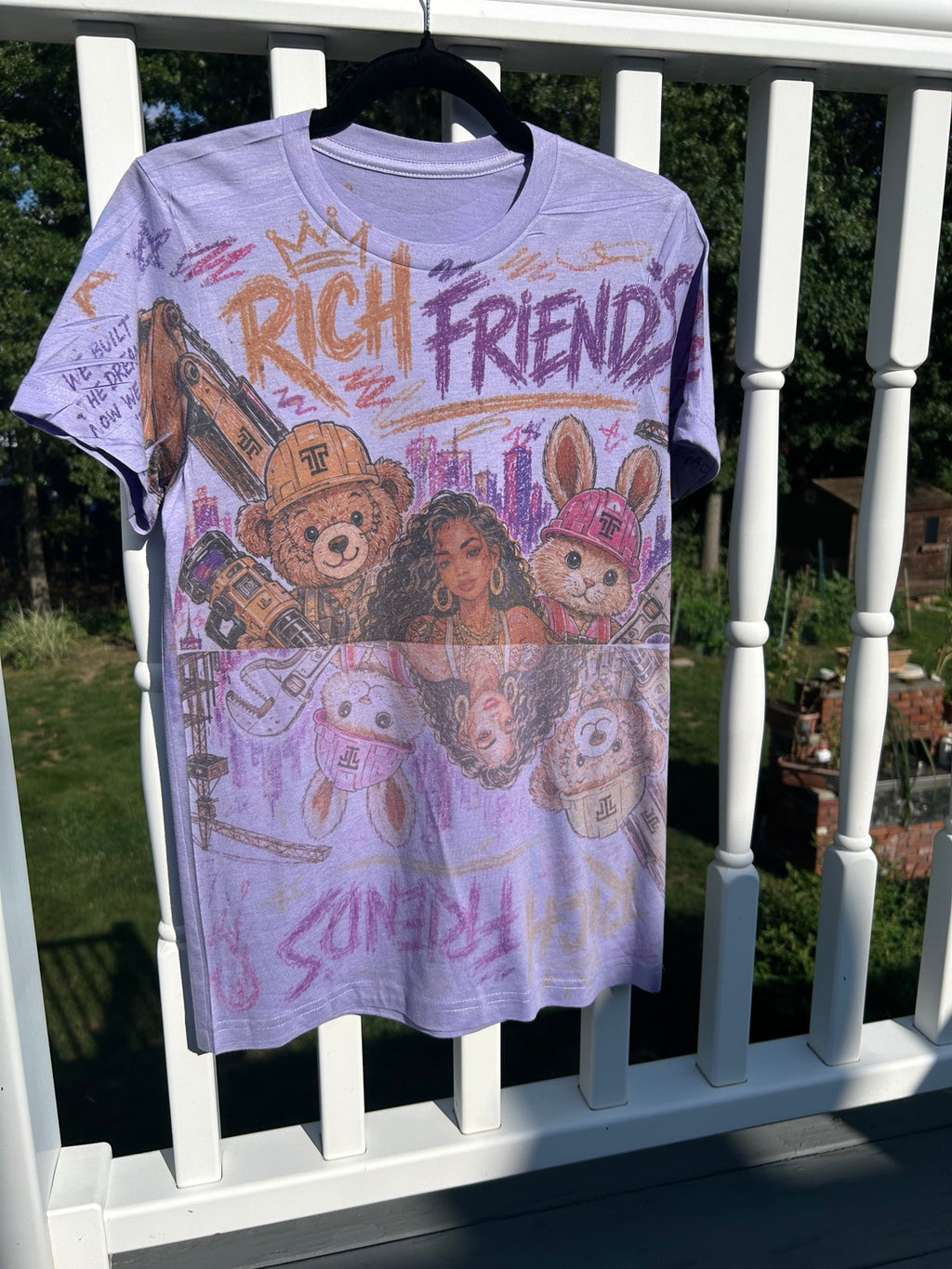 ITT TOLD'EM Rich Friends all-over graphic T-shirt, outdoor detail view